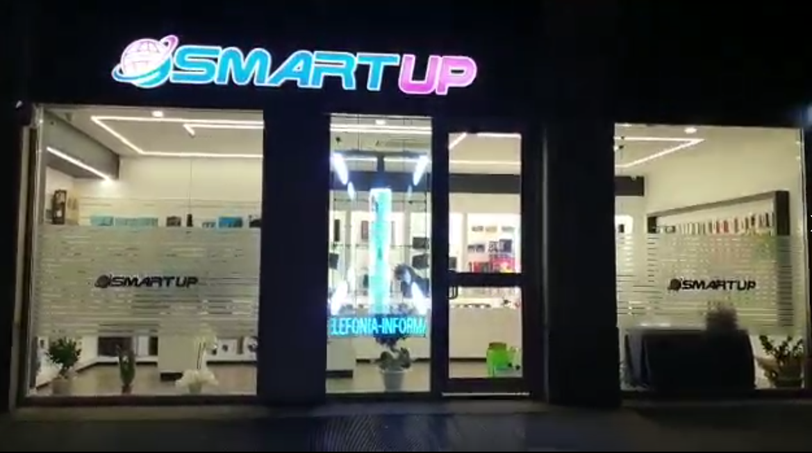 イタリアの電子店led透明スクリーンプロジェクトです