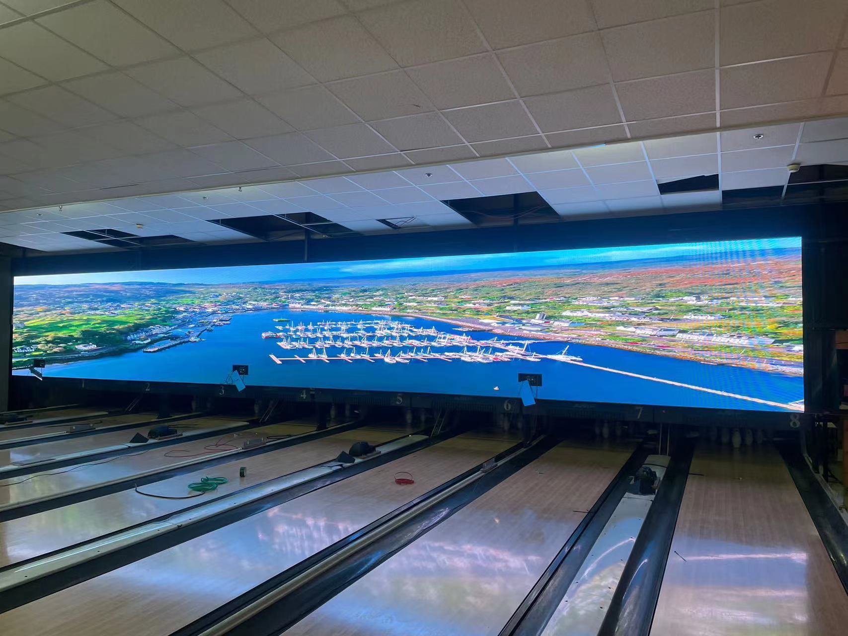 Gang bowling-Di ruangan dengan program layar led