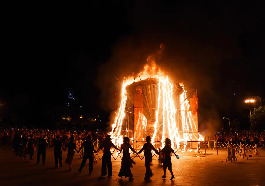 مهرجان الشعلة الصينية: ليلة نارية من الضوء والاحتفال