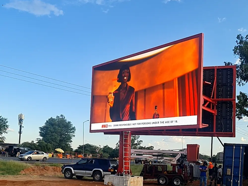アフリカの道路沿いの屋外LEDデュアルサイドスクリーン