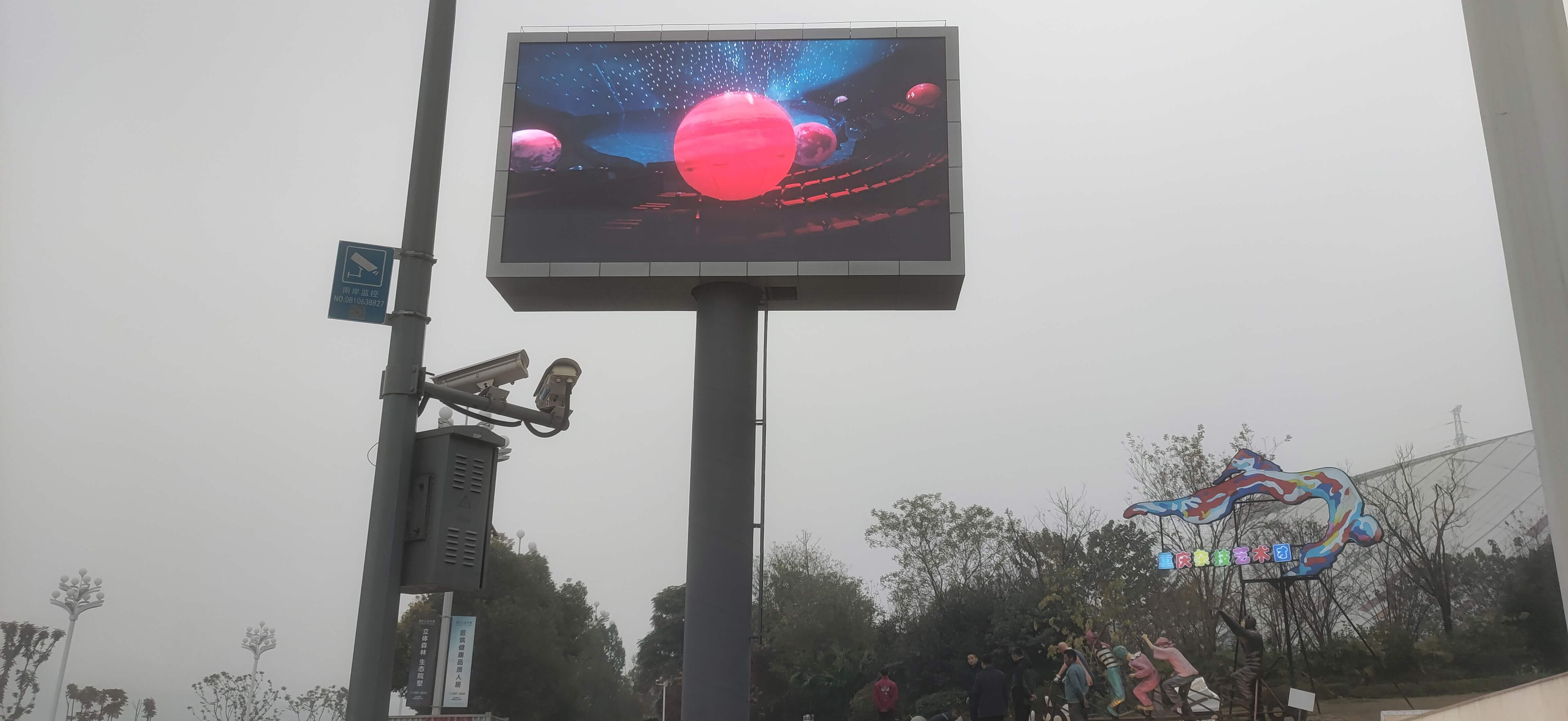 La pantalla LED de doble cara para exteriores P3.076 detona un festín visual