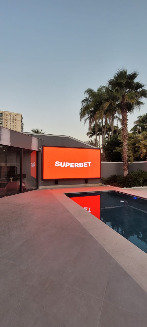 Pantalla LED exterior para piscina