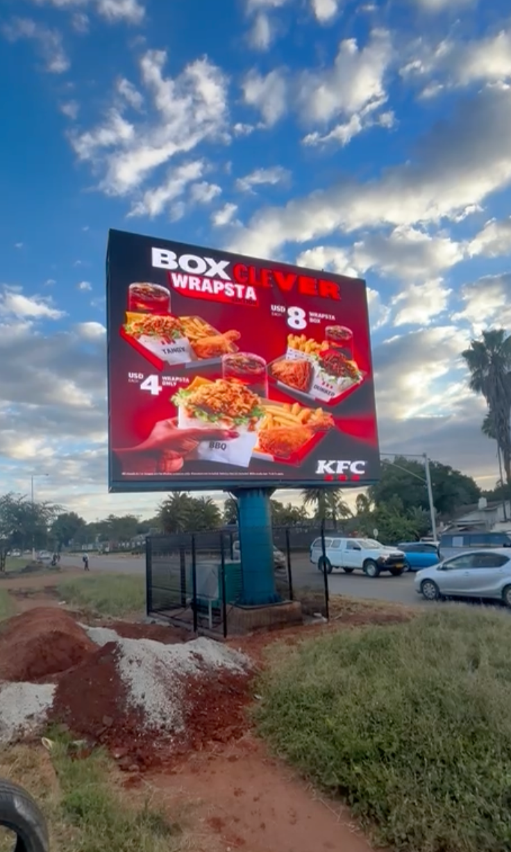 Panneau publicitaire LED au Zimbabwe : écran P4.8 de 30 m² en bord de route (Ares Display)