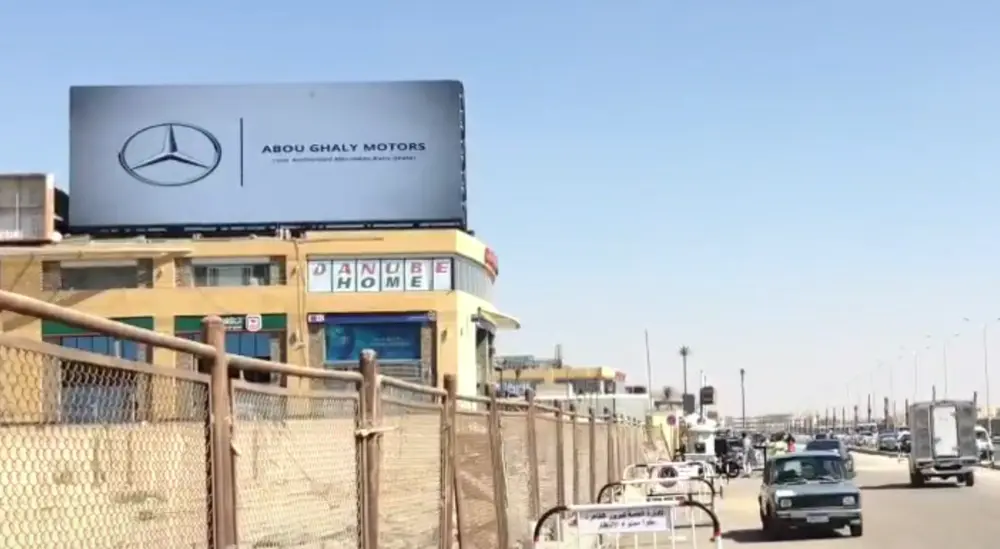 Un panneau d'affichage DOOH sur le toit a été installé en Égypte